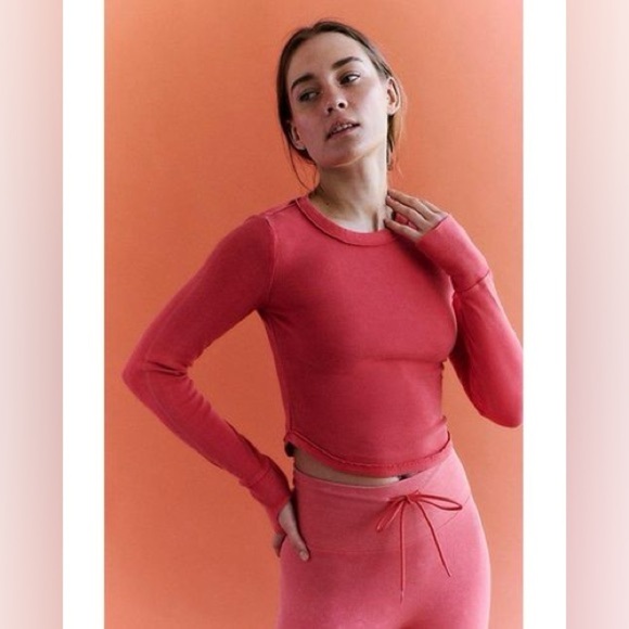 NWOT FREE PEOPLE MOVEMENT Ribbed Long-Sleeve Baby Tee in coral - Picture 1 of 11